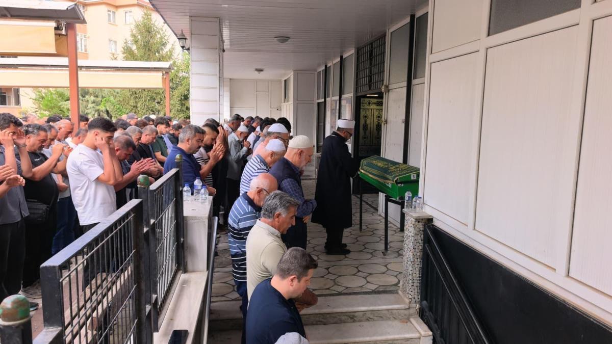 TIR ile motosikletin çarpıştığı kazada ölen 2 kişi toprağa verildi haber görseli