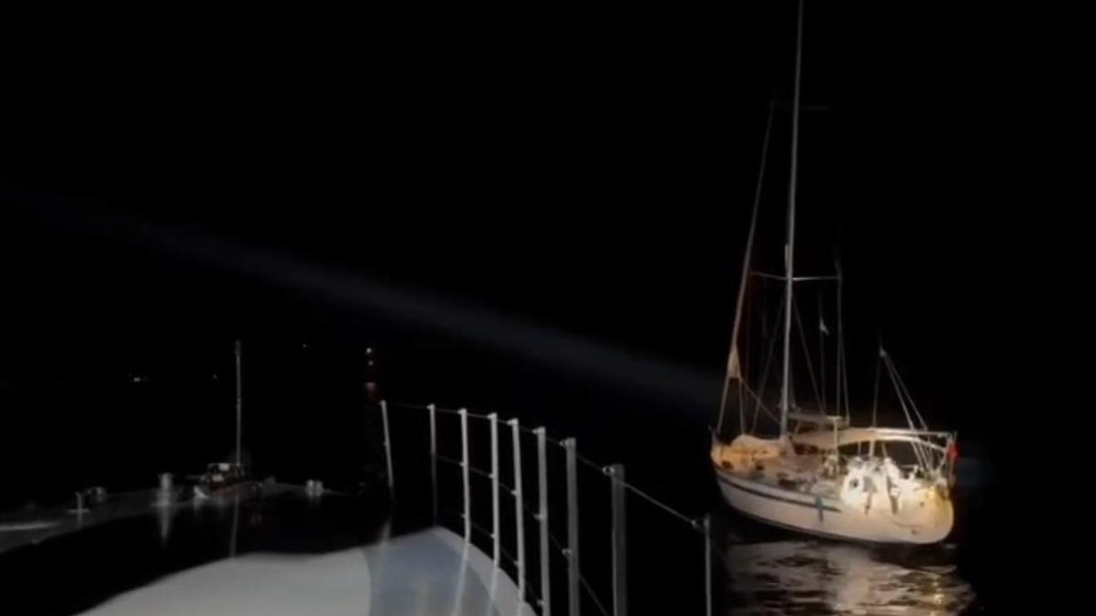 İzmir açıklarında 11 düzensiz göçmen yakalandı haber görseli