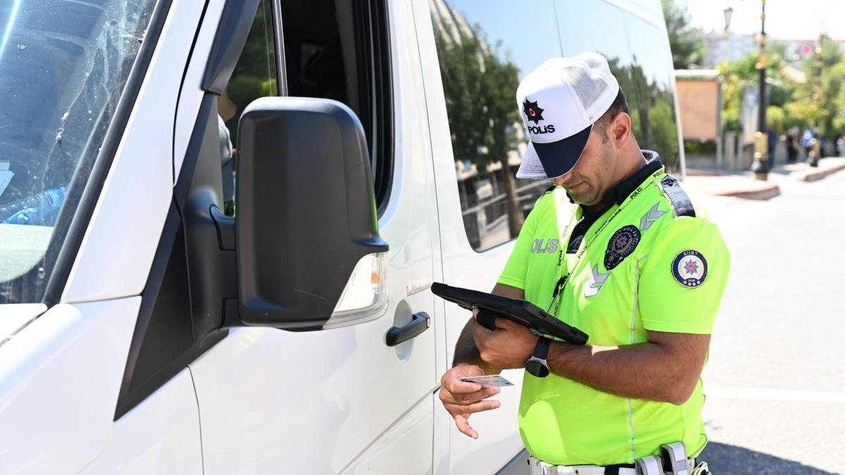 Siirt’te okul çevreleri ve servis araçları denetlendi haber görseli