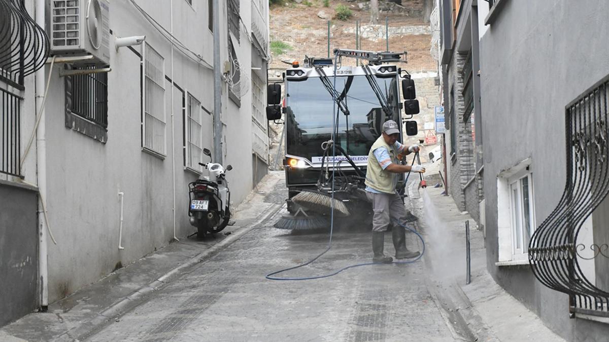 Kuşadası'nda iki mahallede temizlik çalışması haber görseli