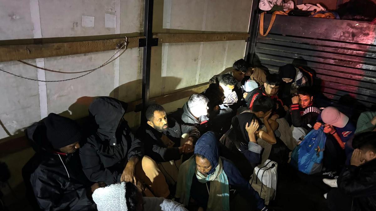 Tekirdağ'da şüphe üzerine durduruldu: Kamyonetten 19 kaçak göçmen çıktı