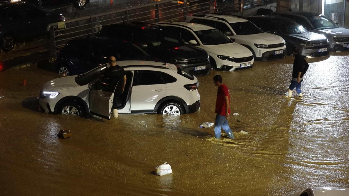 Trabzon'da sağanak cadde ve sokakları göle çevirdi