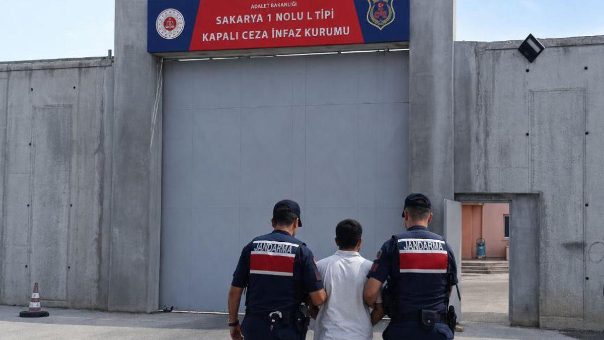 Sakarya'da 6 kilo esrar ile 102 kök kenevir ele geçirildi; 4 tutuklama haber görseli