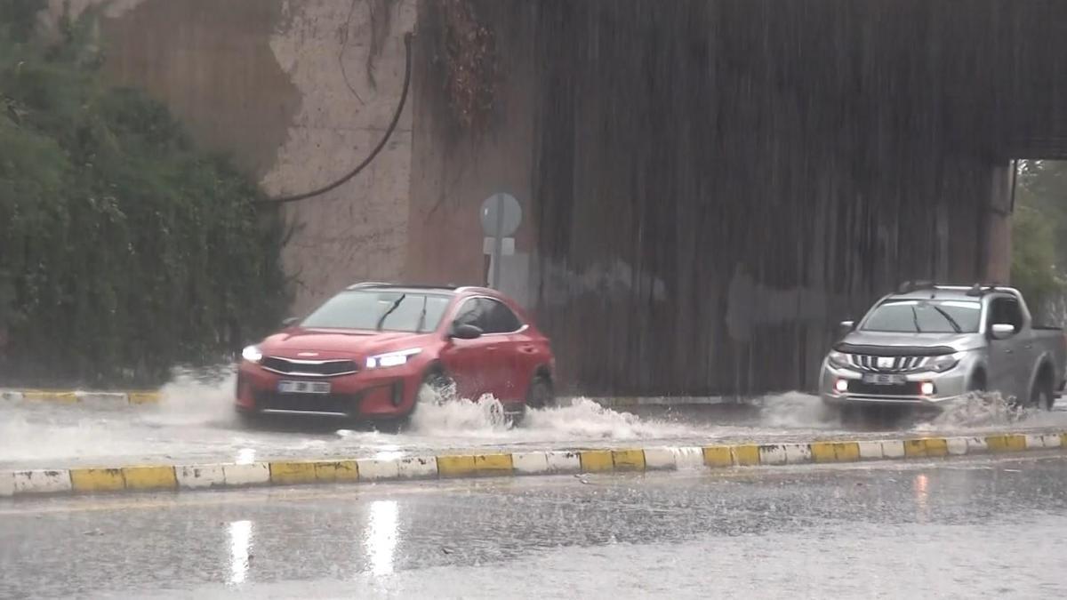 Yalova’da sağanak nedeniyle yollar göle döndü