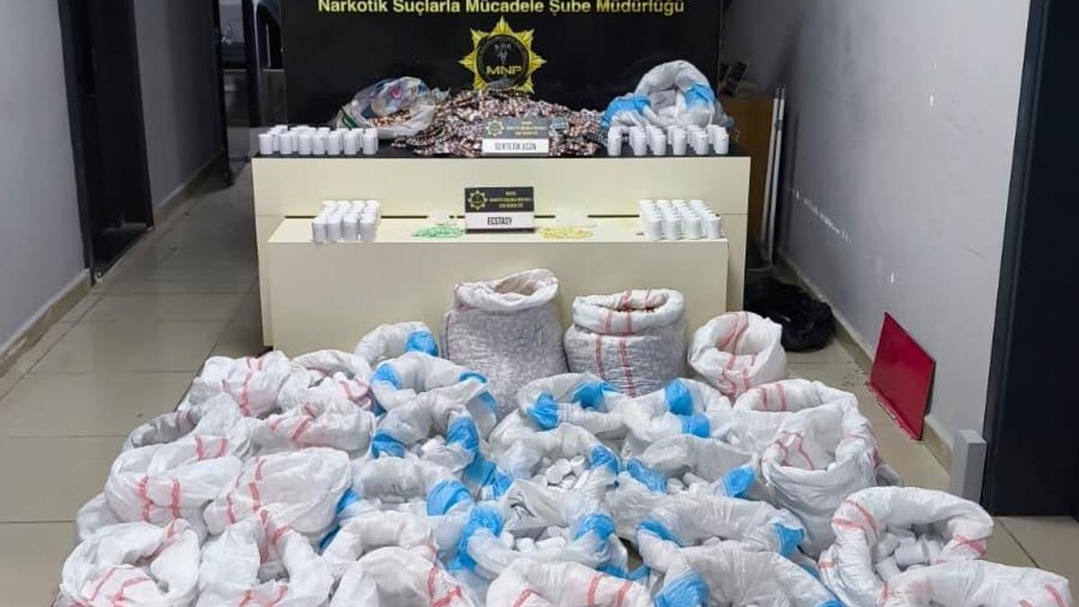 Minibüsten çıkan binlerce hapa 2 tutuklama haber görseli