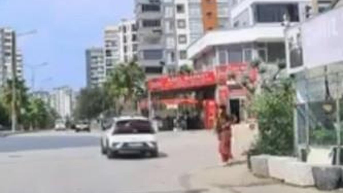 Kaldırımda yürüyen yaya, el freni çekilmeyen otomobilin altında kalmaktan son anda kurtuldu; o anlar kameraya yansıdı haber görseli