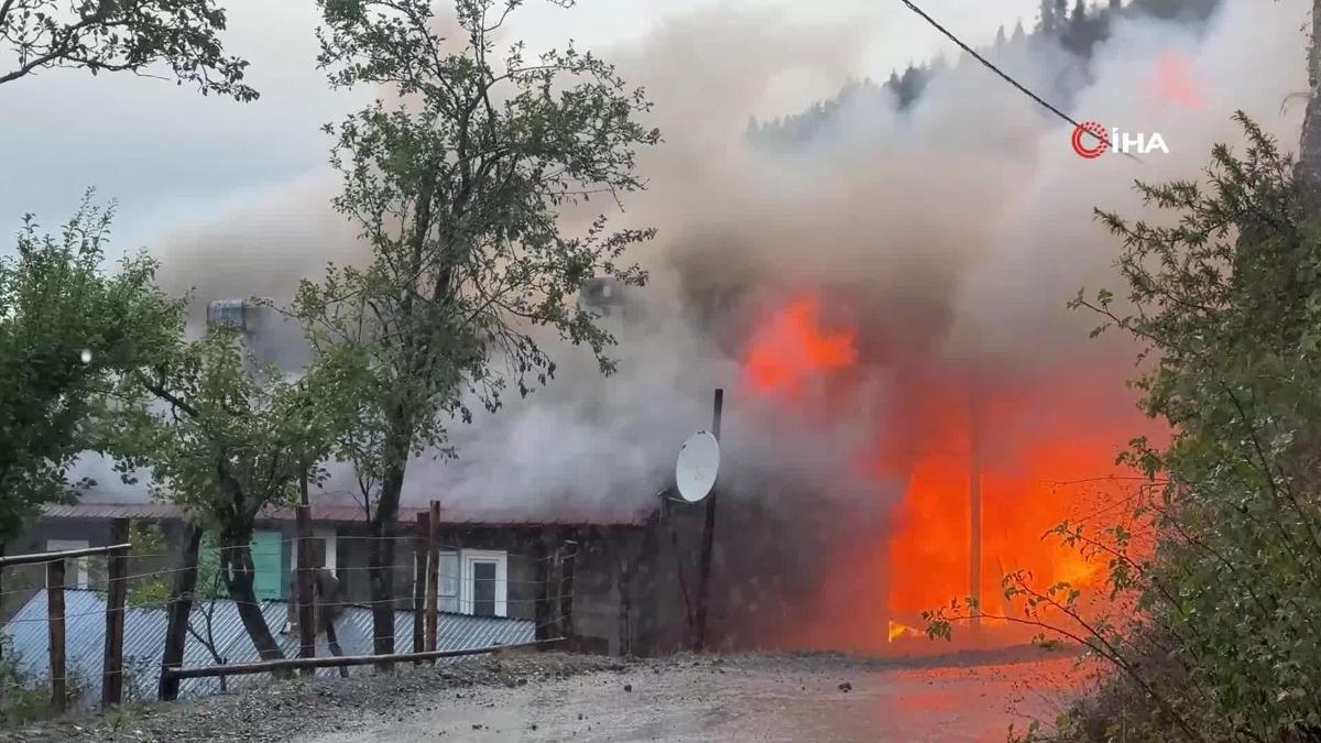 Yer: Kastamonu... Ahşap evdeki yangın 4 eve sıçradı