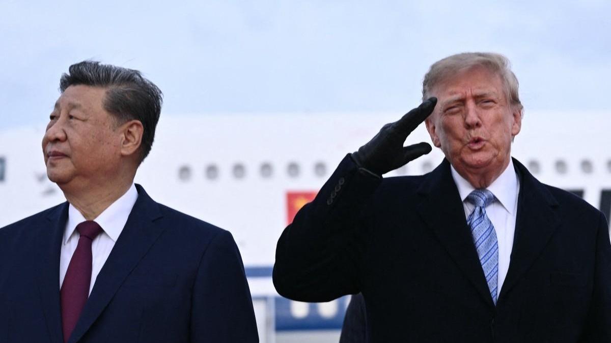Trump'ın karşıladığı Şi'yi, ABD savaş uçakları alçak uçuşla selamladı haber görseli