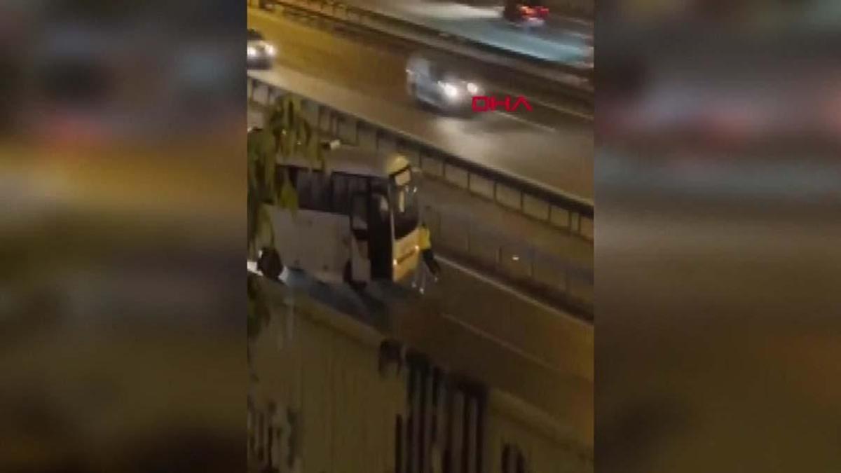 Görüntülerin adresi Sultangazi: Kadın polis arızalanan midibüsü böyle itti!