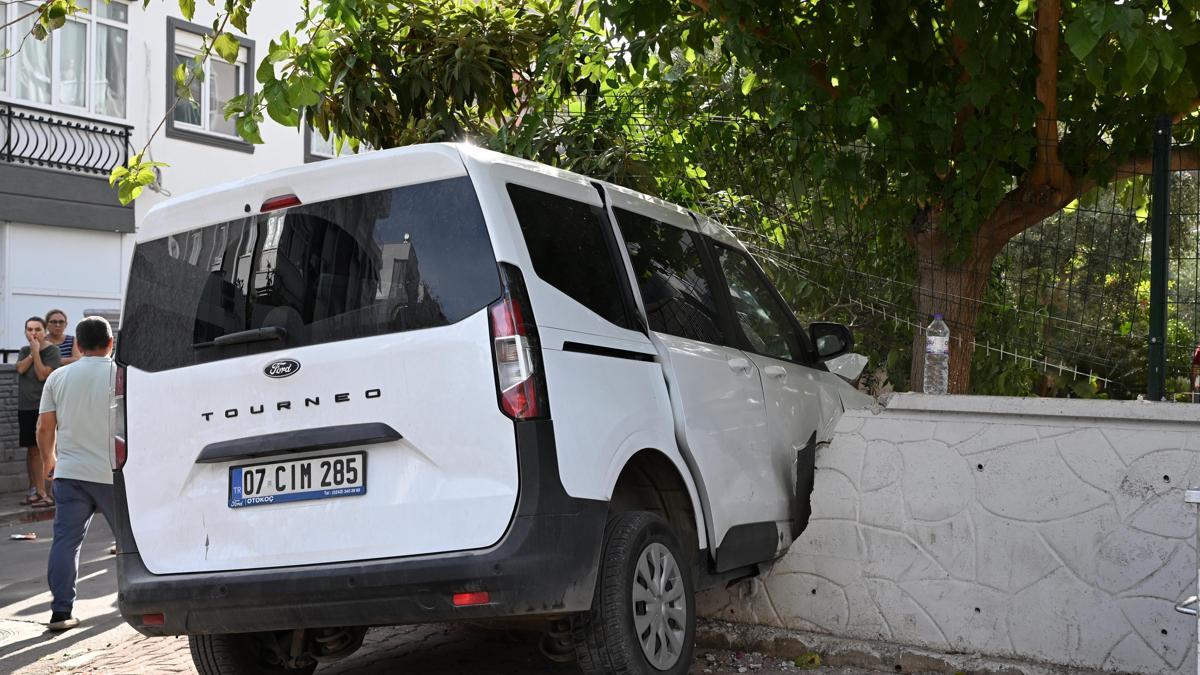 Hafif ticari araç apartman duvarına çarptı haber görseli