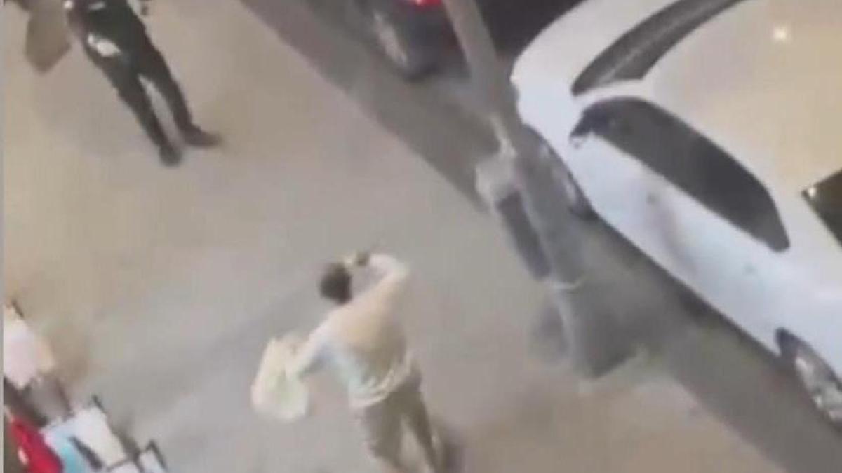 Esenler'de polise bıçakla saldırdığı öne sürülen şüpheli, bacağından vuruldu haber görseli
