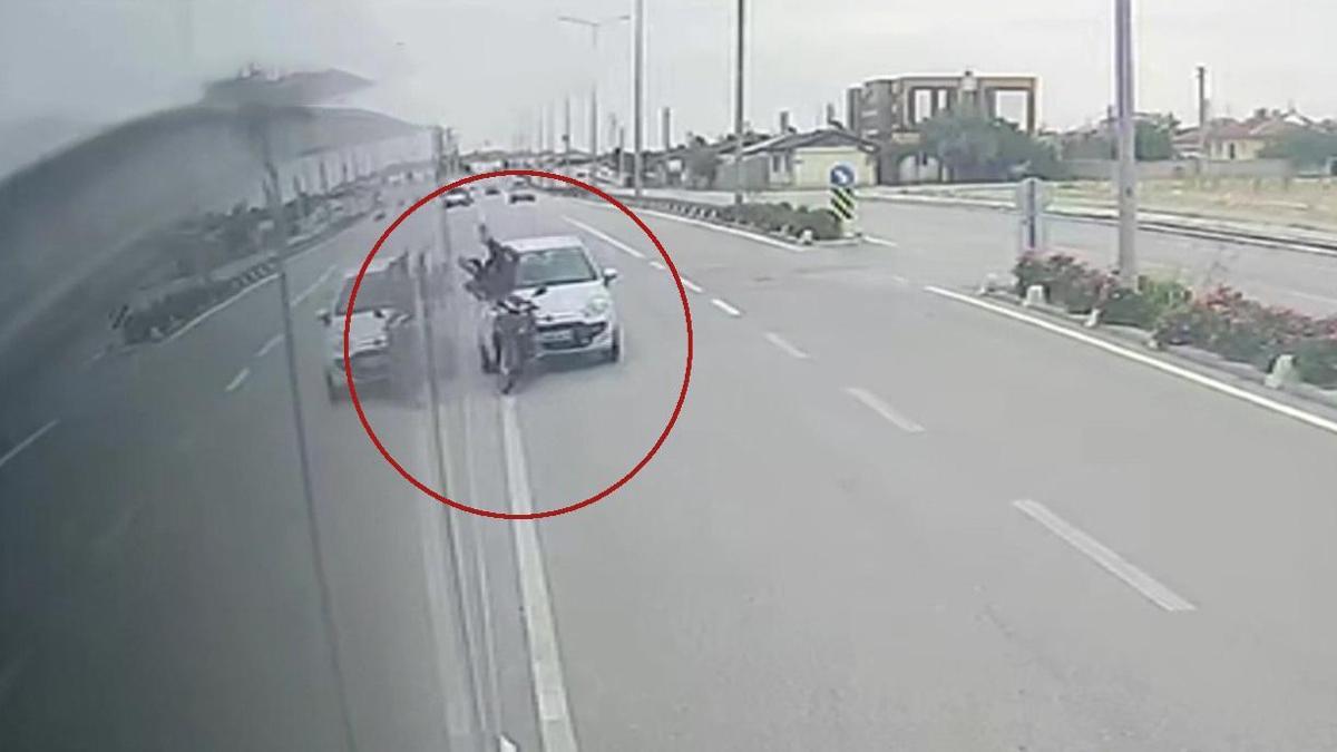 Motosikletli havaya fırladı