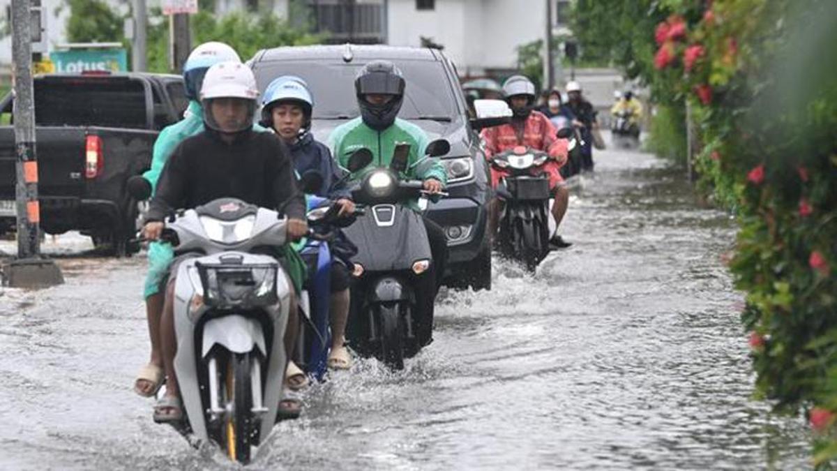 Tayland'ın başkenti Bangkok'ta sel 700 bin kişiyi etkiledi