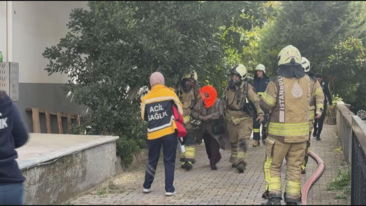 Kadıköy'de 8 katlı binada yangın; mahsur kalanlar var
