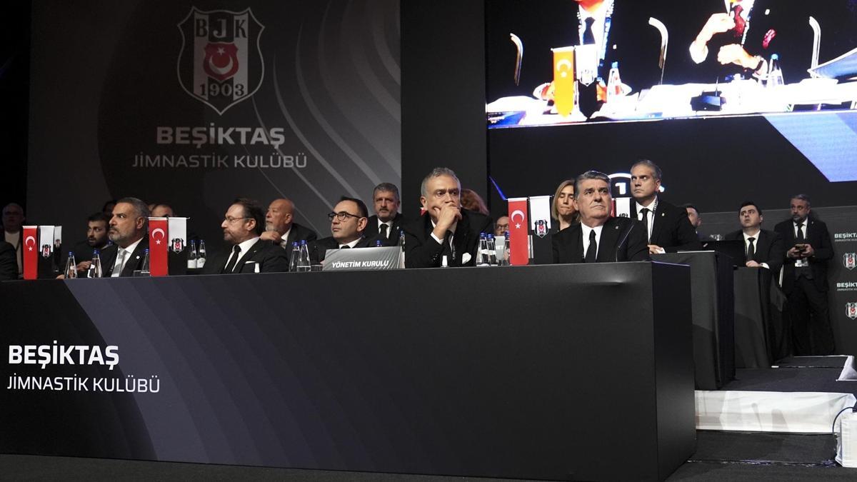 Beşiktaş'ta Serdal Adalı ve yönetimi ibra edildi