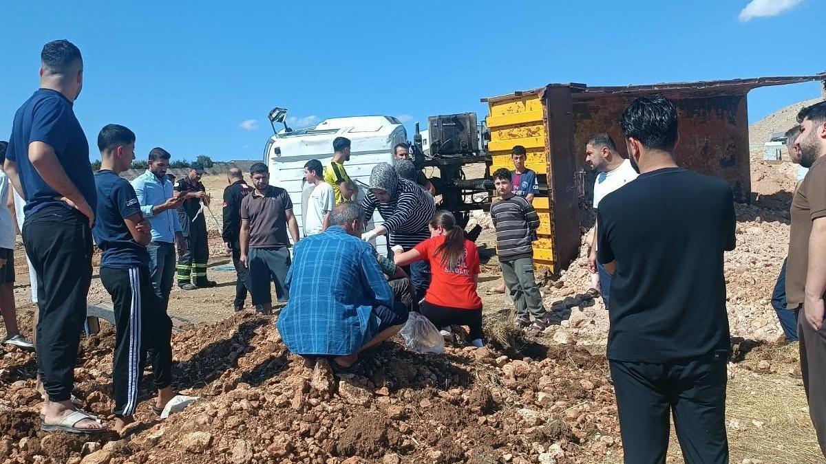 Kızıltepe’de devrilen kamyonun sürücüsü yaralandı