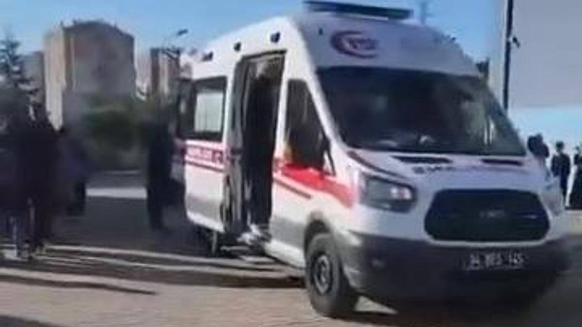 Başakşehir'de ortaokulda bıçaklı saldırı! MEB'den açıklama: 8 öğrenci yaralandı, konuyla ilgili soruşturma başlatıldı