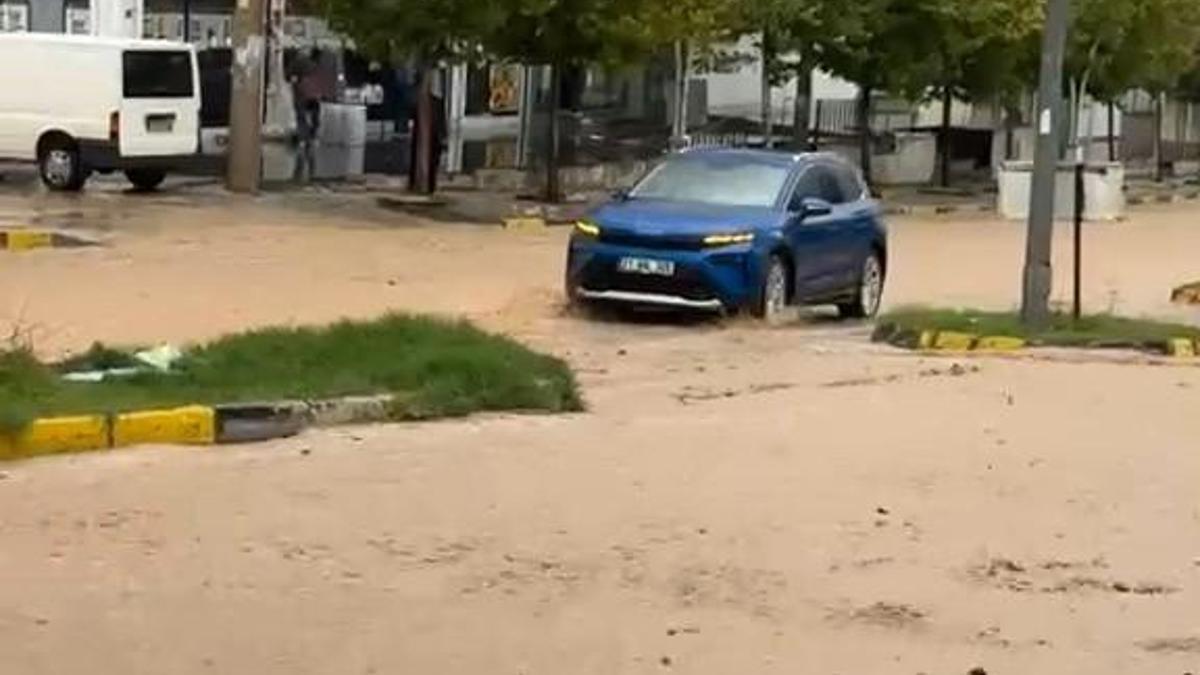 Diyarbakır’da sağanak; cadde ve sokaklar göle döndü