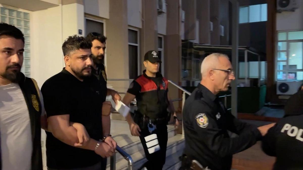 Cinayet davasından aranan iş insanı 8 ay sonra taziye ziyaretinde yakalandı haber görseli