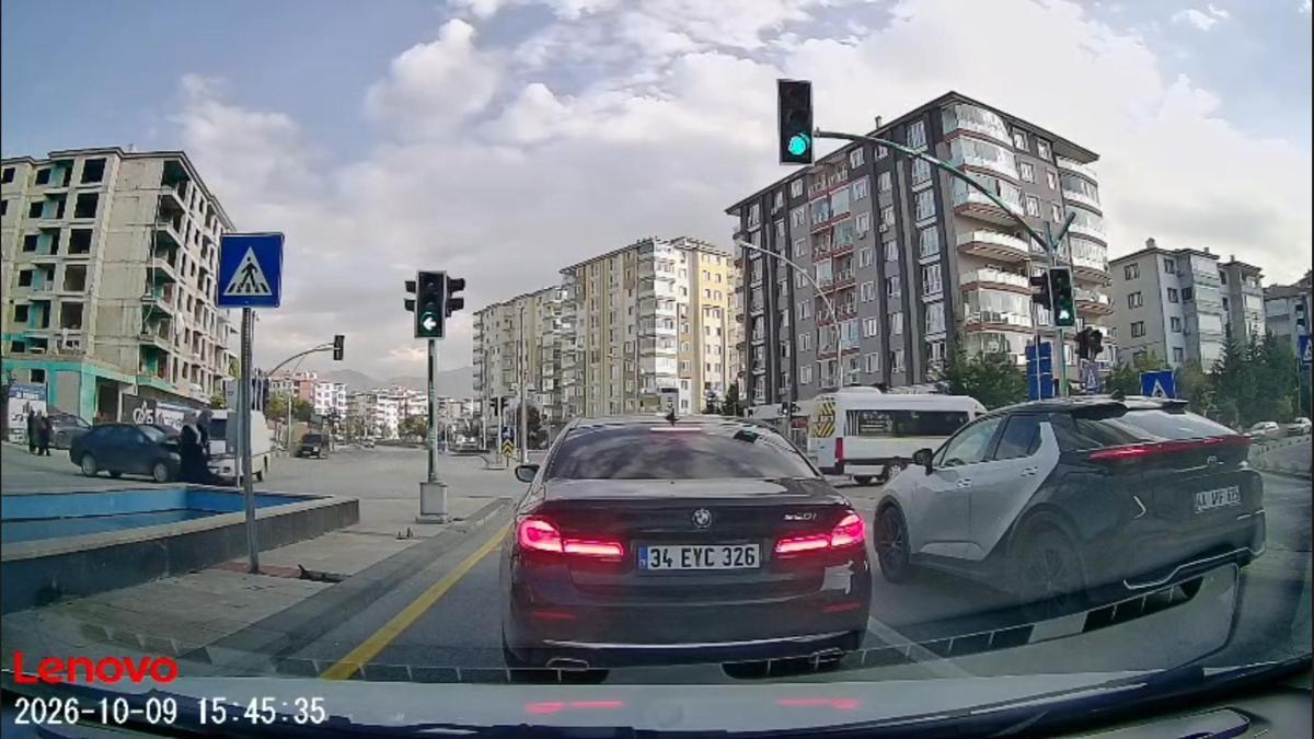 Kamyonetle otomobil çarpıştı; 2 yaya savrulan araçlardan son anda kurtuldu haber görseli