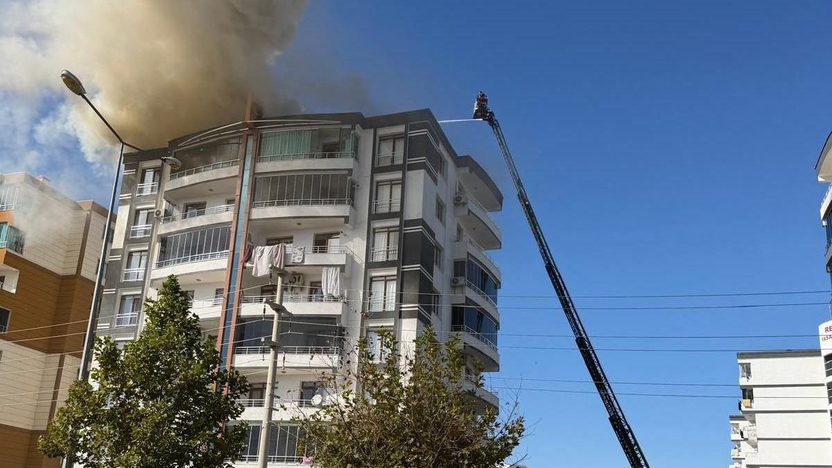 Diyarbakır’da 8 katlı binanın çatısında yangın: 7 kişi kurtarıldı haber görseli
