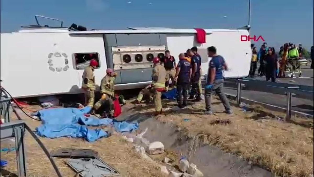 SON DAKİKA... Manisa'da feci kaza! Otobüs ile kamyon çarpıştı: 11 can kaybı, 27 yaralı
