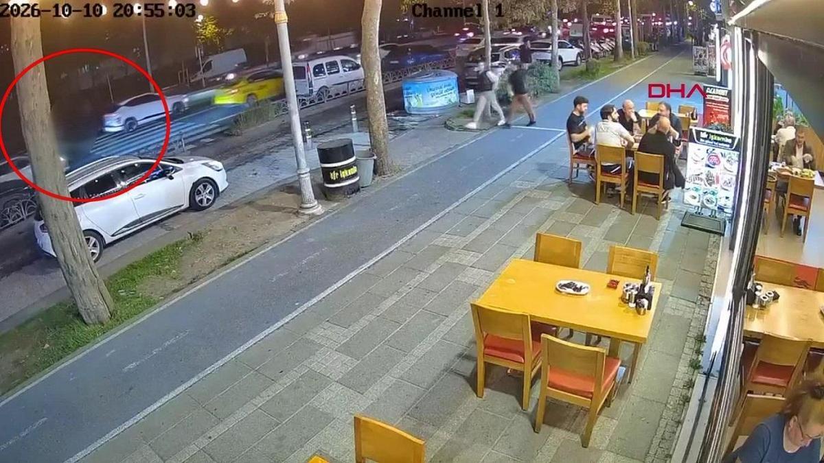 Yolda düşen yayayı motosiklet ezdi