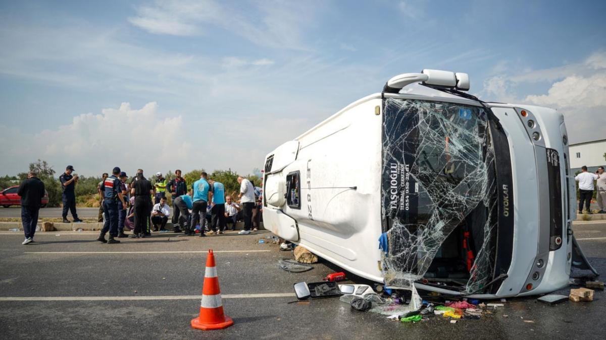 Antalya'da midibüs devrildi: 17 yaralı haber görseli