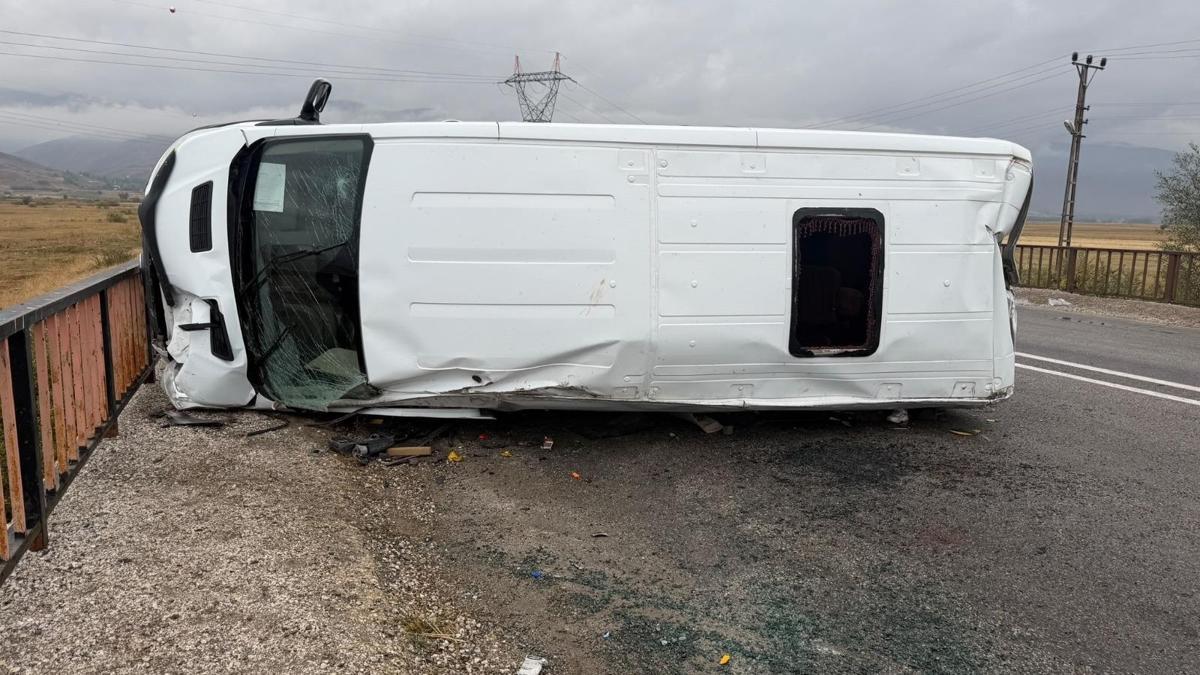 Öğrenci servisi devrildi; 12 yaralı haber görseli