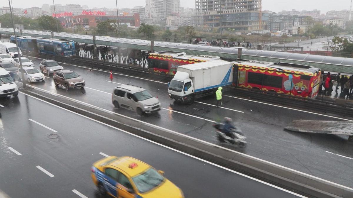 Beylikdüzü'nde kamyonet, metrobüs bariyerine çarptı