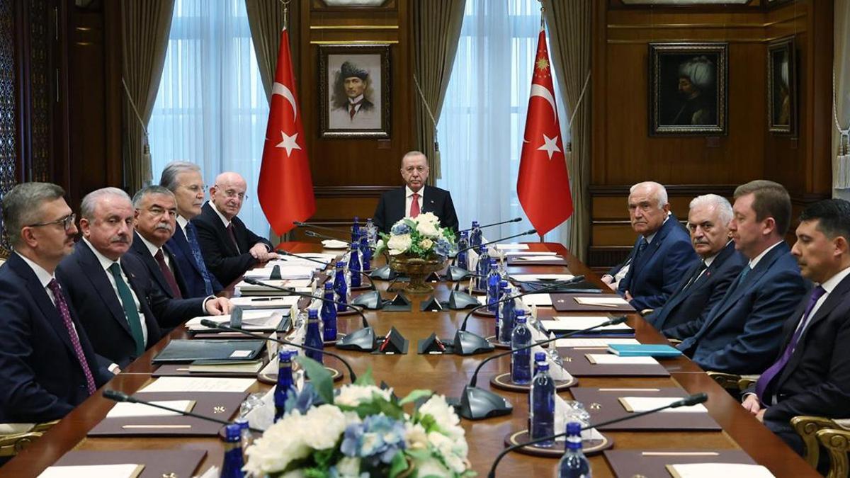 Cumhurbaşkanı Erdoğan başkanlığında kritik toplantı! YİK Külliye'de toplandı