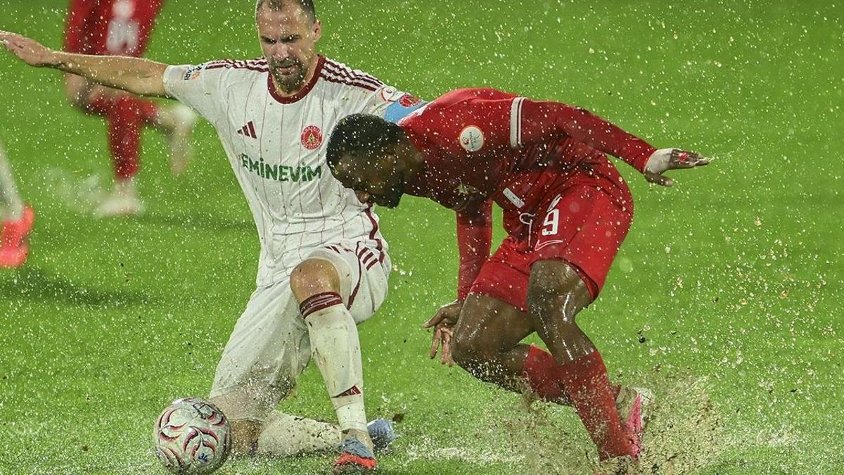 Ümraniyespor – Boluspor maçı, yağmur nedeniyle yarıda kaldı
