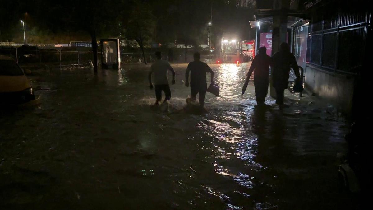 Ayazağa’da su baskınları ve elektrik kesintisi: Mahalleler karanlığa gömüldü