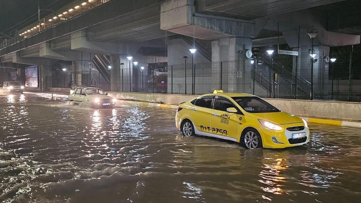 Adana'da sağanak; yollar göle döndü