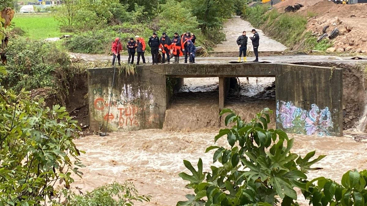 Kocaeli'de bir araç dereye düştü! Kayıp olduğu değerlendirilen kişi aranıyor