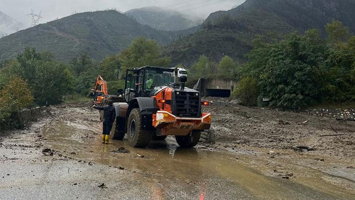 Sakarya'da heyelan: Yol kapandı