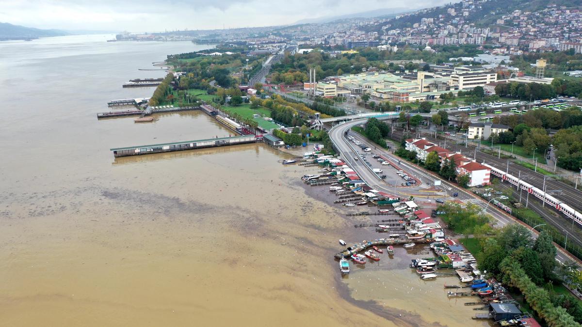 Kocaeli ve Zonguldak'ta sağanak sonrası denizin rengi değişti haber görseli