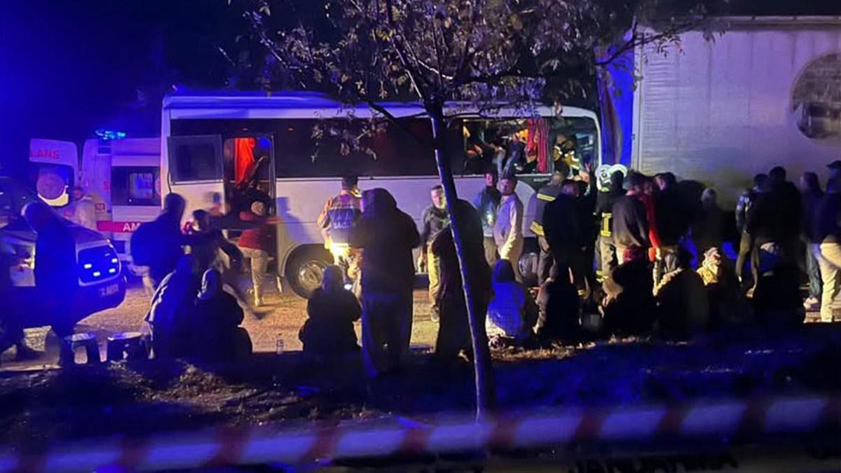 Tarım işçilerini taşıyan midibüs, TIR'a çarptı: 17 yaralı