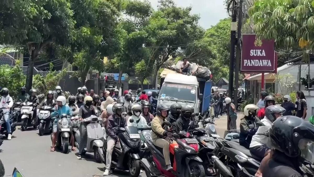 Bali'de yakıt tükenince halk sokağa döküldü: İstasyonlarda kilometrelerce kuyruk oluştu
