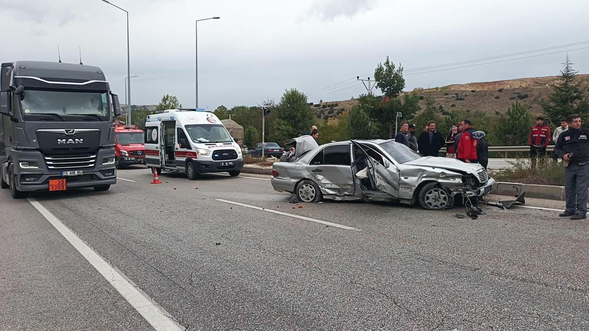 Burdur’da düğün yolunda feci kaza: 1 kişi öldü, 4 kişi yaralandı