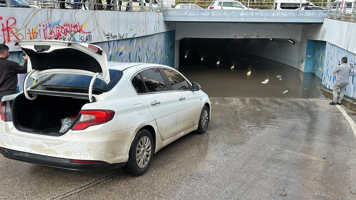 Adana’da sağanak hayatı felç etti: Alt geçitte mahsur kalan aile kurtarıldı haber görseli