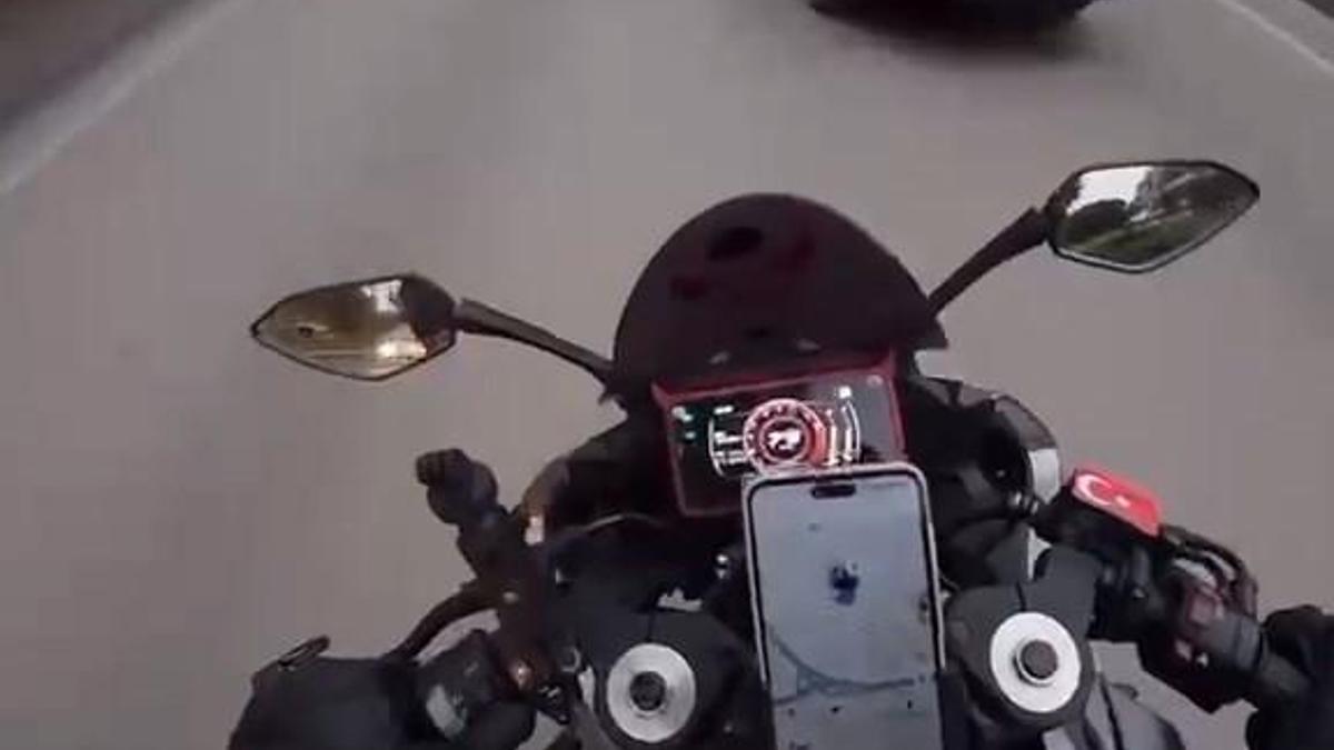 Şerit değiştiren araçtan motosikletiyle kaçarken başka otomobile çarptı haber görseli
