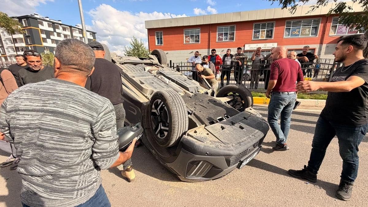 Tunceli’de park halindeki araca çarpan otomobil takla attı haber görseli