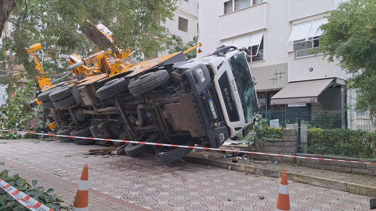 Devrilen vinç 11 katlı binaya çarptı
