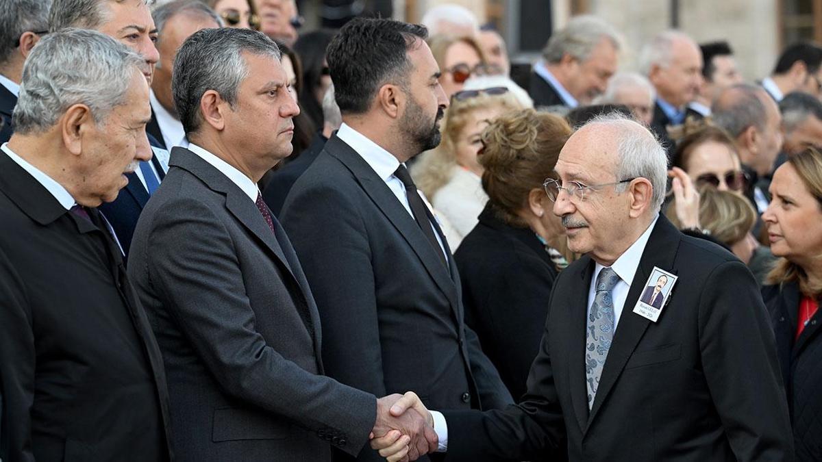 Yüzüne bile bakmadı! Cenaze töreninde buz gibi selamlaşma