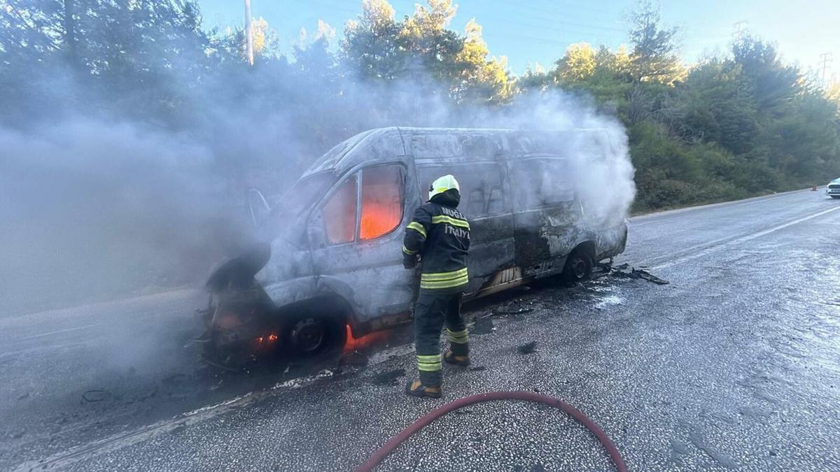 Bodrum’da okul servis minibüsü alev alev yandı