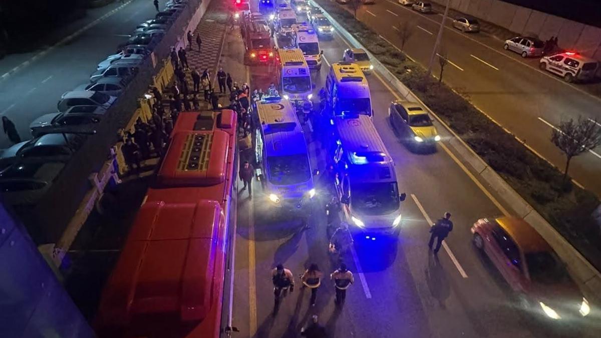 Ankara'da EGO otobüsü üst geçide çarptı: 24 yaralı haber görseli