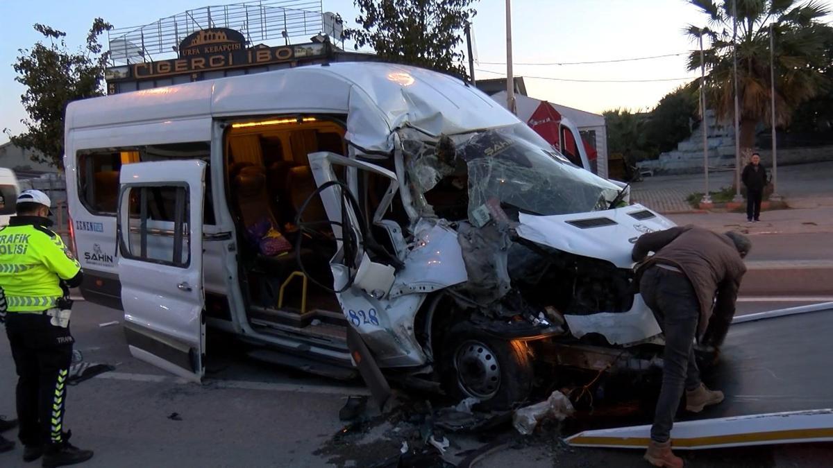 Arnavutköy'de minibüs kamyona çarptı: 9 yaralı