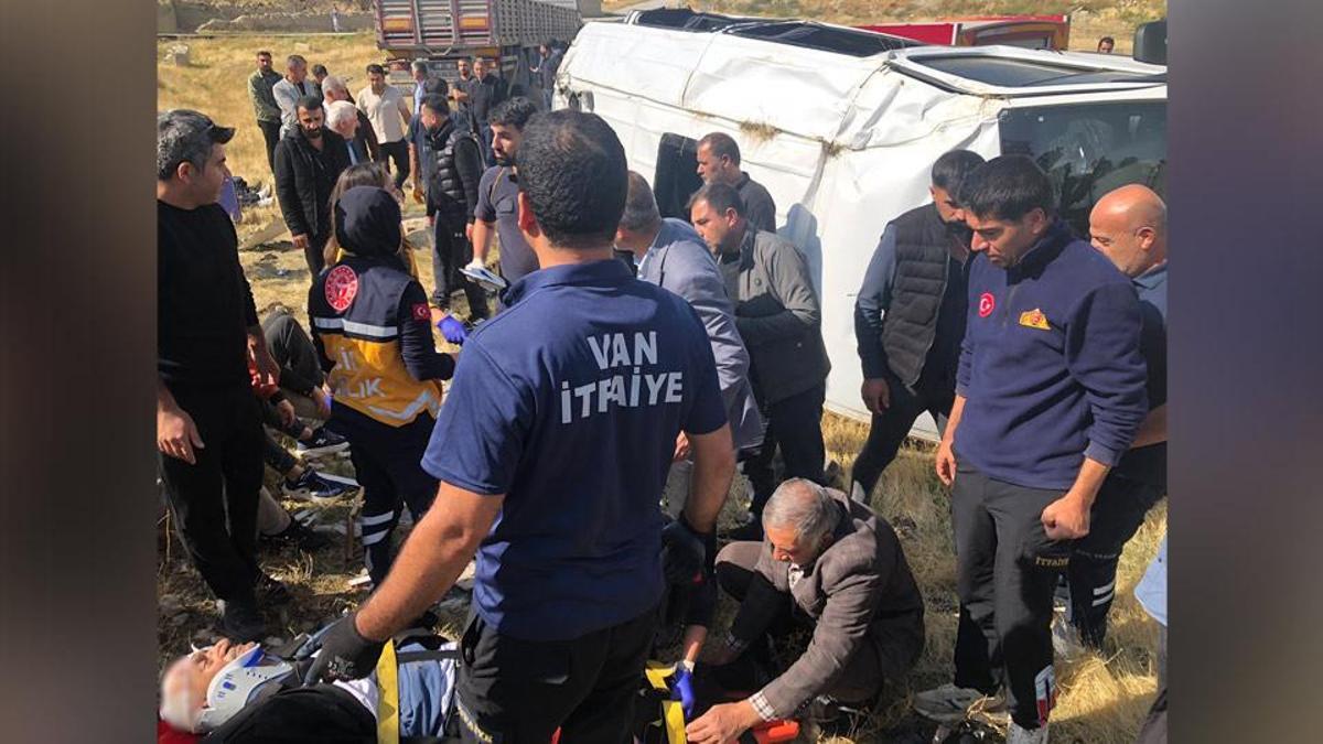 Son Dakika Haberi: Van'da TIR ile yolcu minibüsü çarpıştı: Yaralılar var