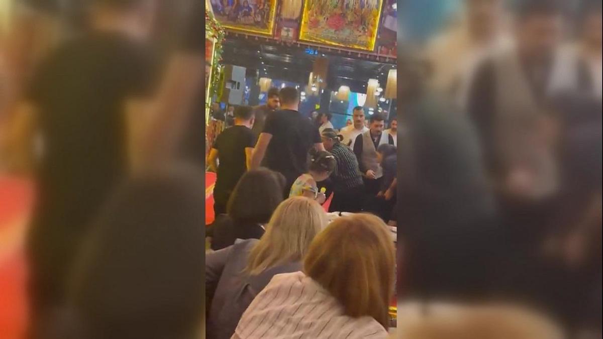 Hakkı Bulut'un sahnede rahatsızlandı, hastaneye kaldırıldı